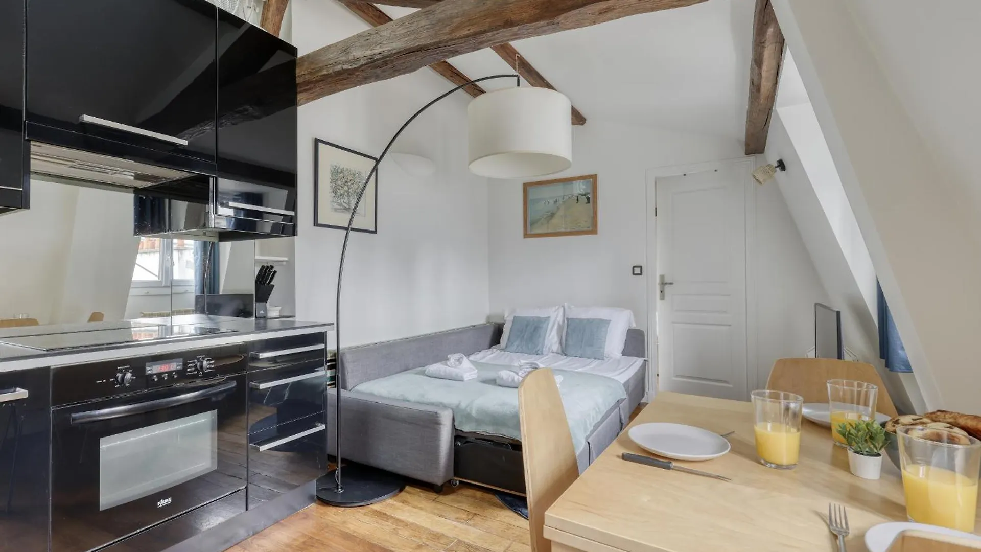 Homely & Pleasant T2 Flat In The Heart Of Parijs 0*,  Frankrijk